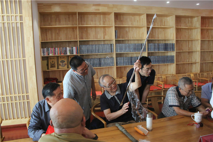 專家對陳先生的環(huán)首鐵刀進行鑒定.jpg