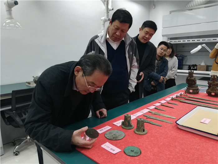 專家對館藏修復青銅器現(xiàn)場論證.jpg