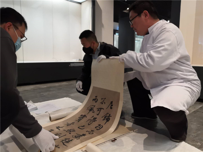 對修復(fù)完成的藏品進行清點.jpg