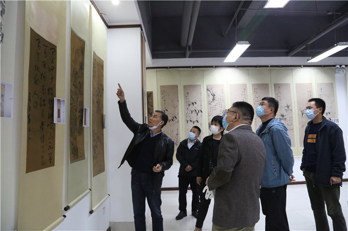 專家現(xiàn)場查驗修復(fù)藏品.jpg