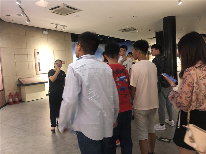 講解員在給學(xué)生們講解.jpg