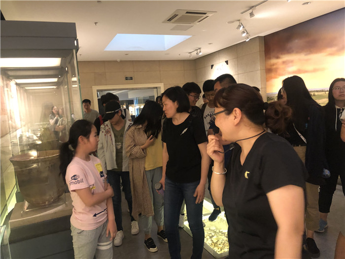 講解員在介紹展品.jpg