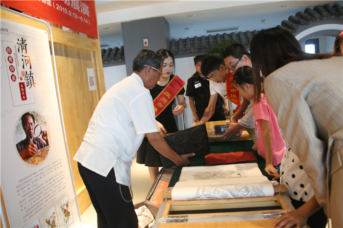 王老師展示色板和線版.jpg