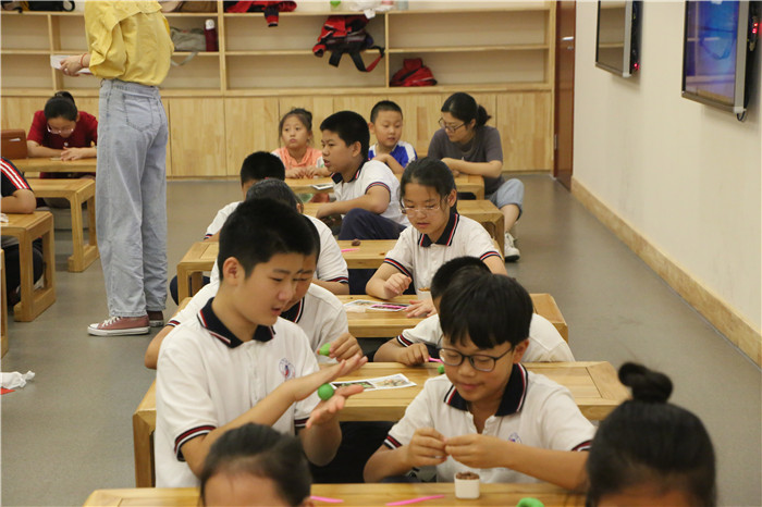 孩子們制作面塑.jpg