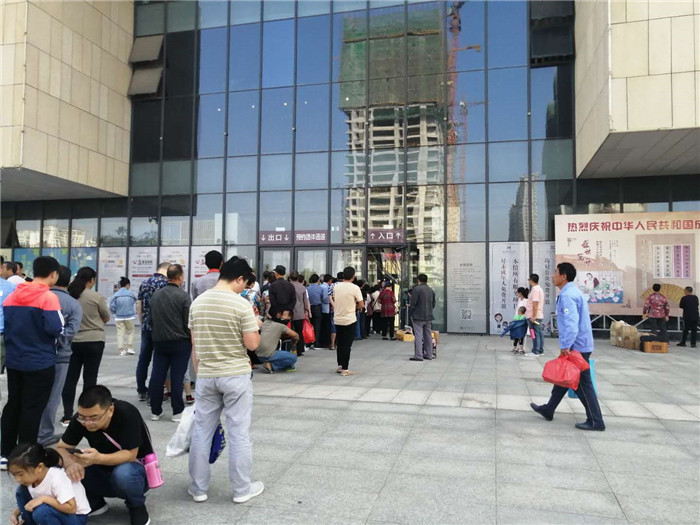 市民們帶著自己收藏來到博物館排隊等候.jpg