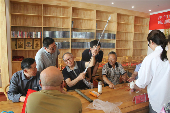 專家對藏品進(jìn)行鑒定講解.jpg