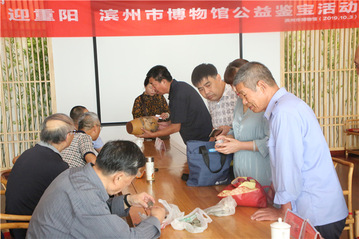 專家們正在對藏品進(jìn)行鑒定.jpg