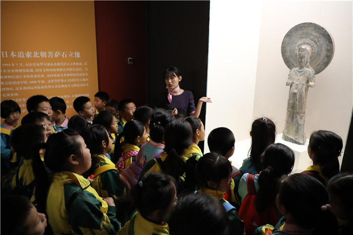 北京一小學(xué)孩子們正在津津有味聽(tīng)講菩薩像的“回歸之路”.jpg