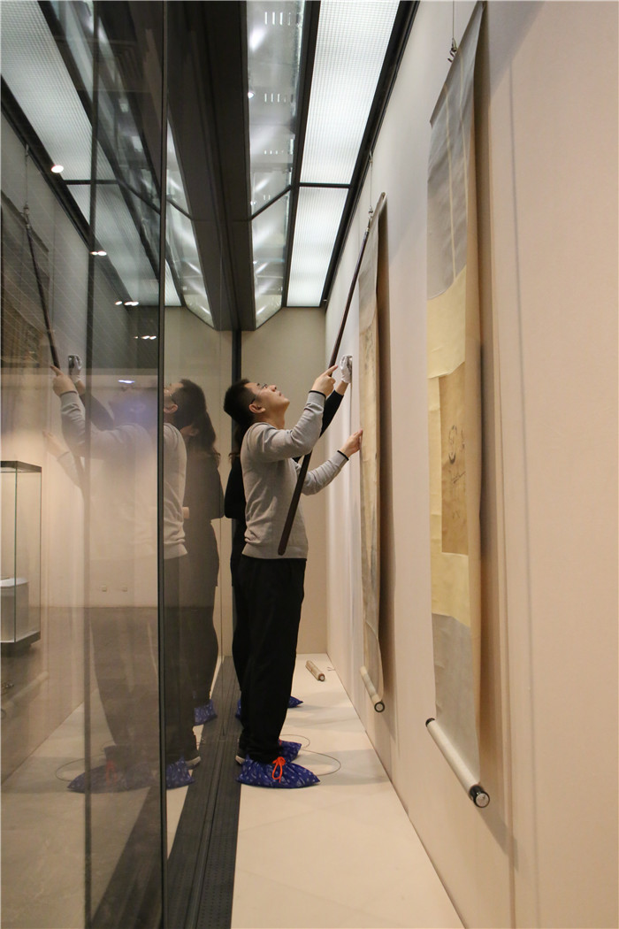 布展人員正在將展品進(jìn)行陳列.jpg