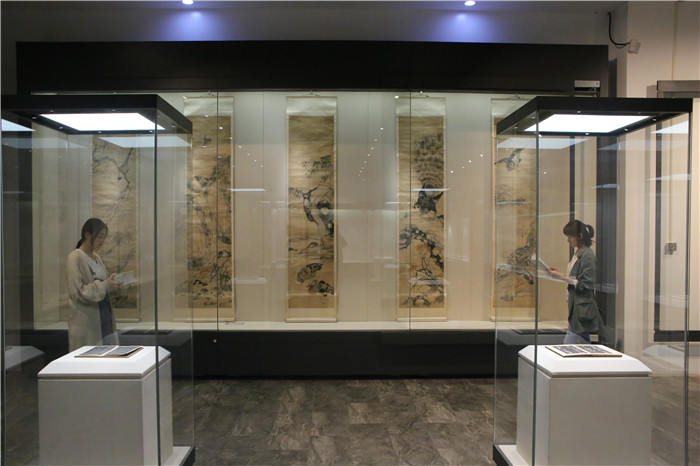 講解員正在準(zhǔn)備松年書畫展講解.jpg