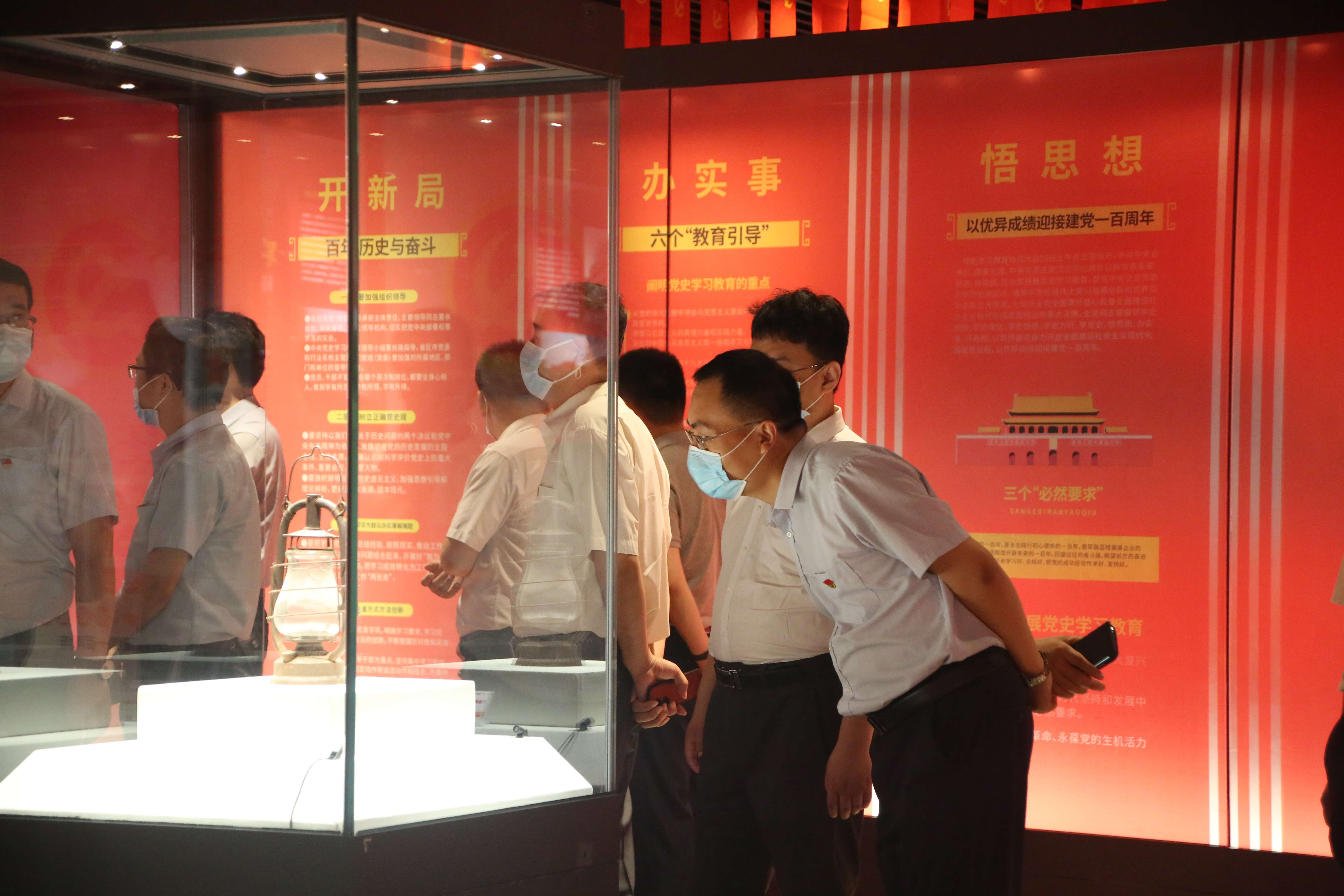 3.觀眾參觀“旗幟-慶祝中國(guó)共產(chǎn)黨成立100周年特展”.jpg