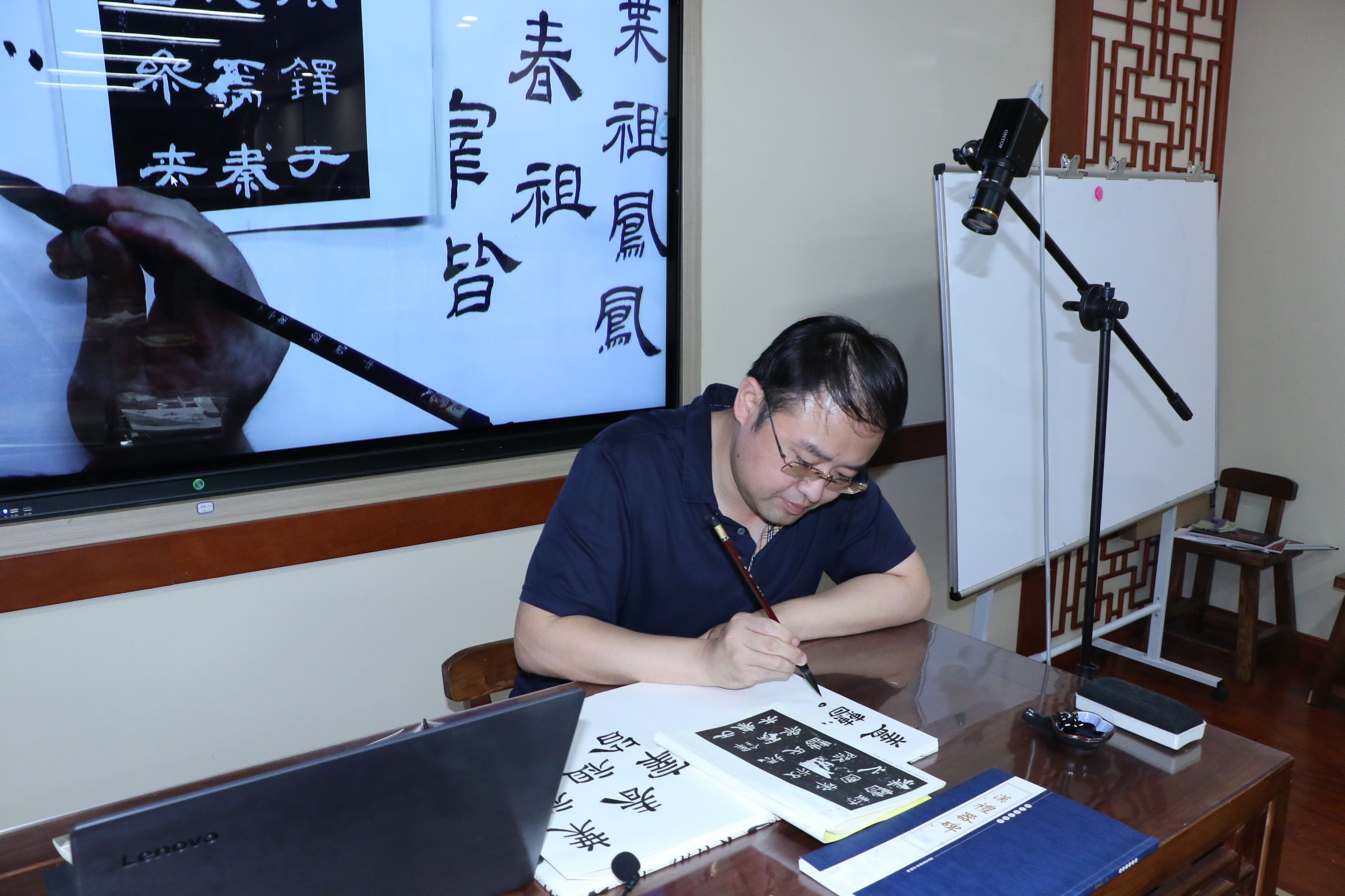 5.書(shū)法老師課上指導(dǎo).jpg