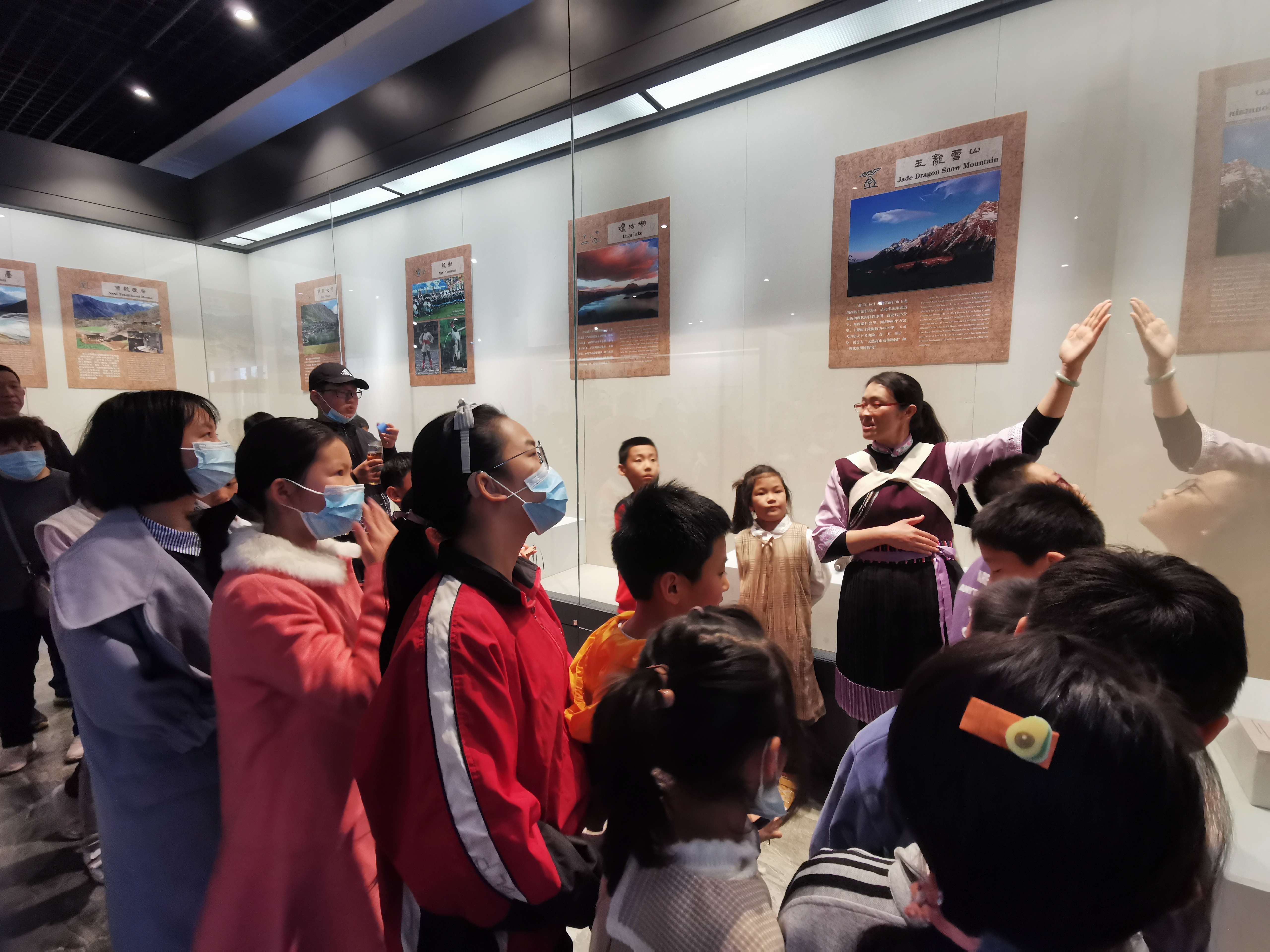 8.學(xué)生參觀納西族東巴文化展.jpg