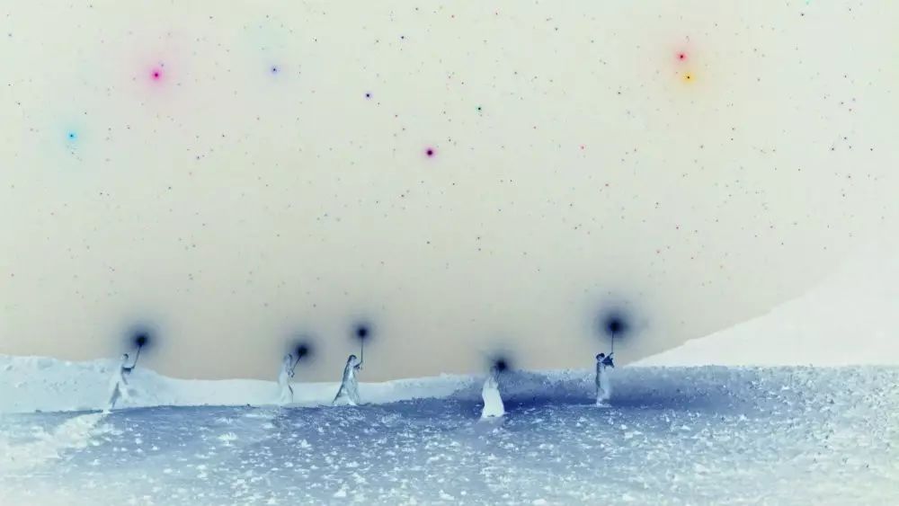 瓦爾·肖基,，《Al Araba Al Madfuna III》（截圖），2015,，黑白有聲電影,，有字幕，尺寸可變? Wael Shawky;.jpg
